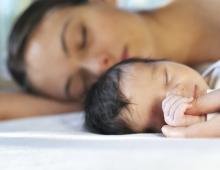 النوم المشترك مع الرضيع مخاطر النوم المشترك مع الرضيع