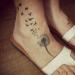 Manliga och kvinnliga tatueringar på foten Skisser av tatueringen på foten