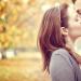 किसी पुरुष के साथ पहले चुंबन के दौरान एक महिला के शरीर में क्या होता है?