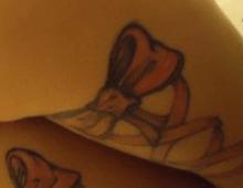 Τατουάζ με φιόγκο στο πίσω μέρος των ποδιών