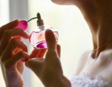 Appliceringsteknik för parfym Hur man applicerar en kvinnas toalettvatten på rätt sätt