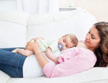 Varför föräldrar inte ska slicka barnets bröstvårtor och nappar Stimulera bröstvårtorna med en vakuumanordning