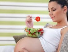 Τα οφέλη και οι βλάβες του μαϊντανού κατά τη διάρκεια της εγκυμοσύνης στα πρώιμα και στα τελευταία στάδια, στις οποίες απαγορεύεται να τρώτε χόρτα